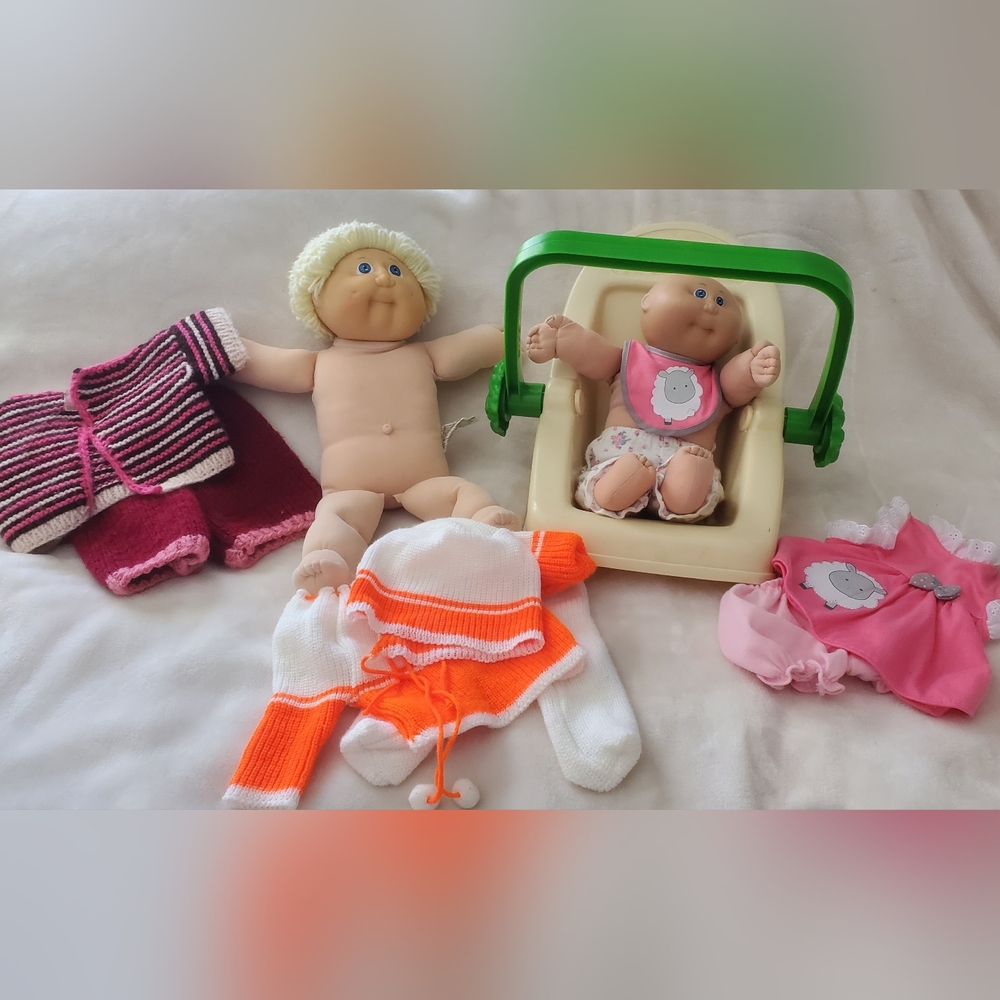 VINTAGE Cabbage Patch Kids, clothes and carrier